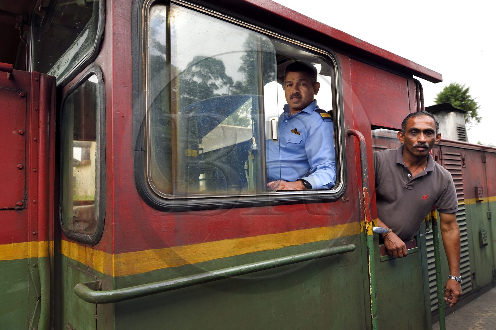 Sri Lanka, Province d'Uva, trajet en train dans la région montagneuse de la culture du thé entre Hatton et Badulla, conducteur de locomotive et son aide