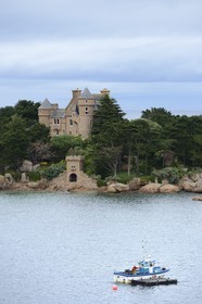 France, Côtes-d'Armor (22), Côte de Granit Rose, Trégastel, château et ile de Costaérès, bateau de pêche