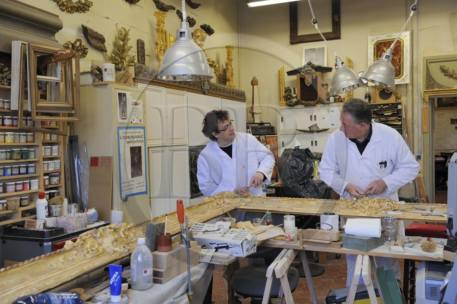 France, Yvelines (78), château de Versailles, ateliers de restauration du château, atelier de dorures, Laurent Hissier travaillant sur un cadre de tableau