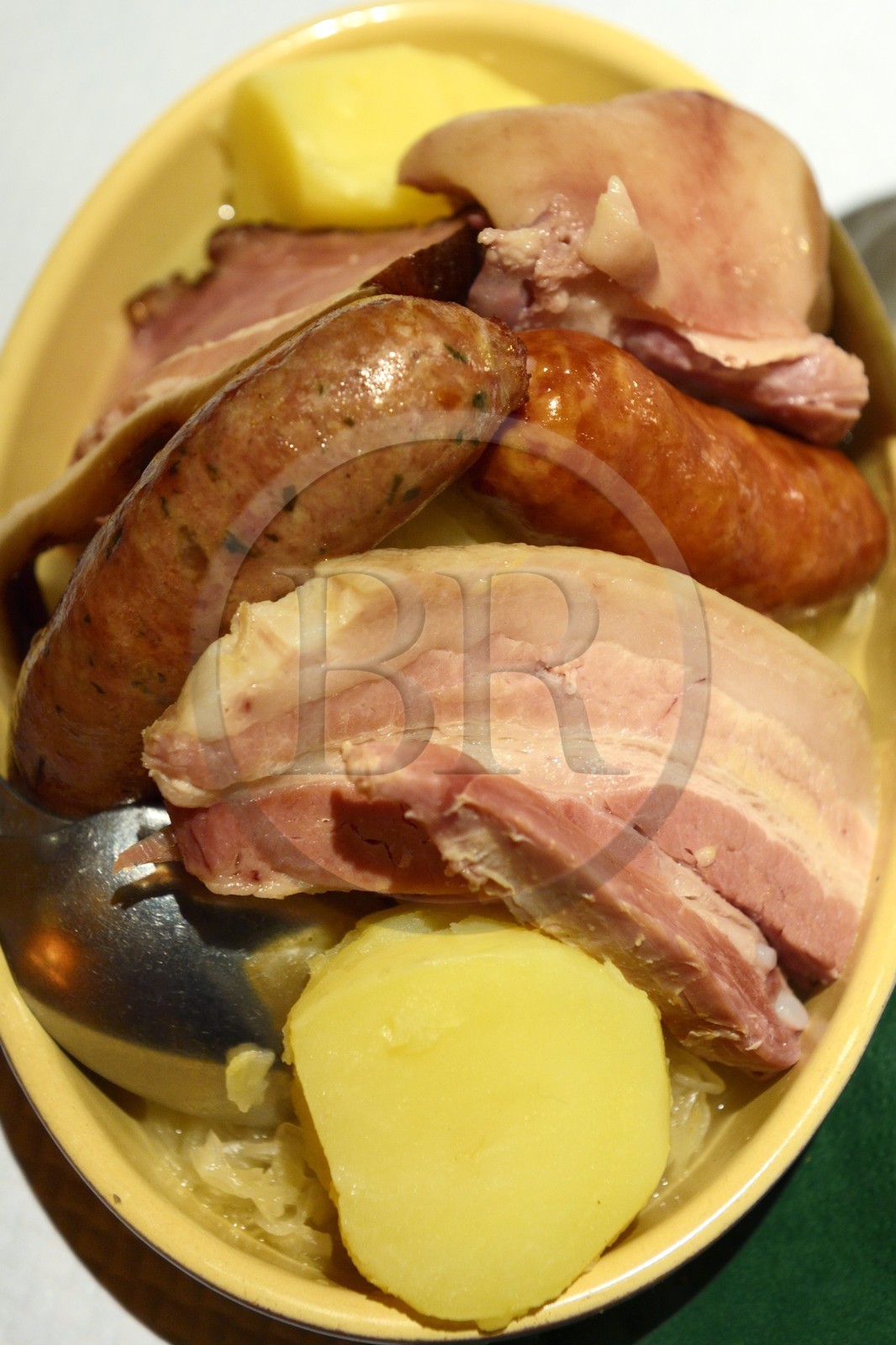 France, Bas-Rhin (67), Strasbourg, Winstub le Pont du Corbeau, choucroute garnie