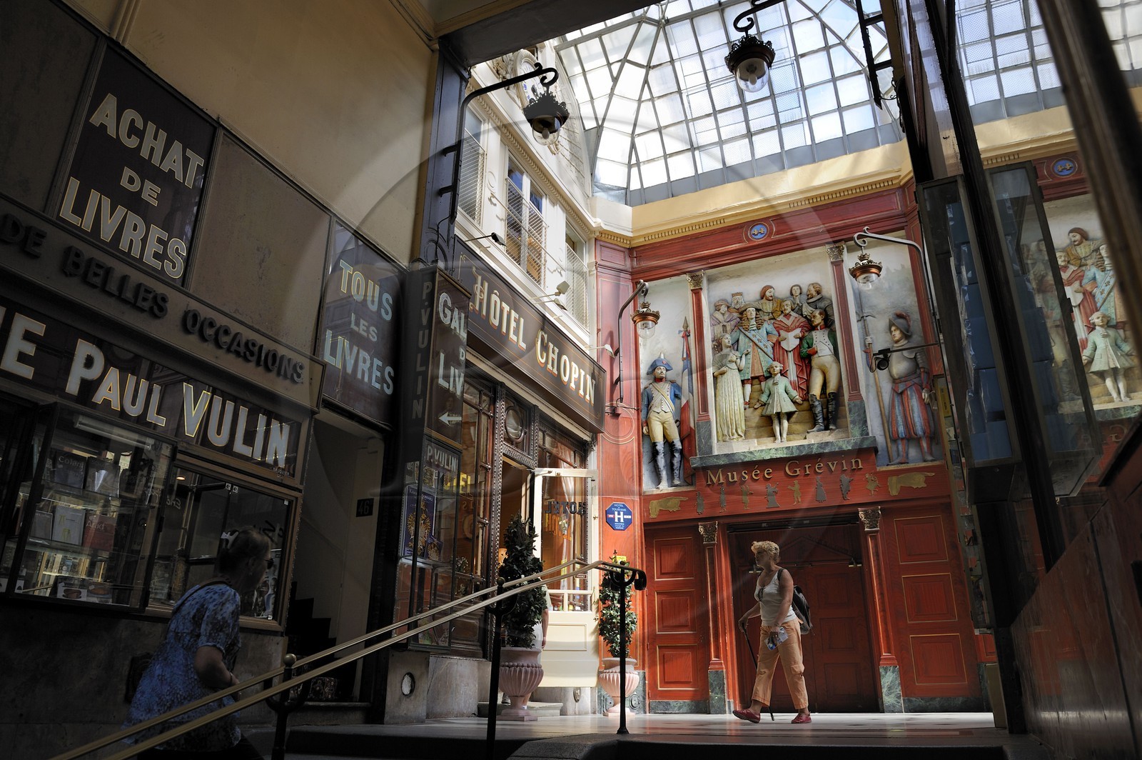 France, Paris (75), Passage Jouffroy avec le musée Grévin, l'hotel Chopin et la Librairie Paul Vulin