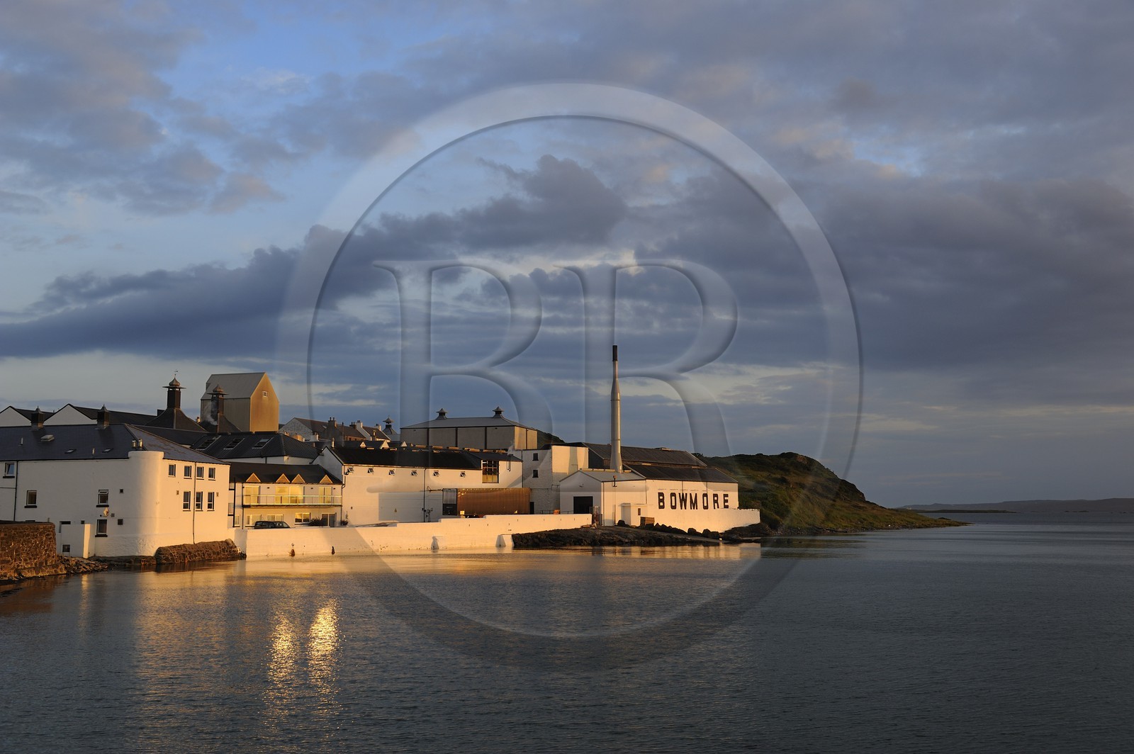 Royaume-Uni, Ecosse, Hébrides intérieures, Ile de Islay, Bowmore, la distillerie de whisky Bowmore sur la rive orientale du Loch Indaal