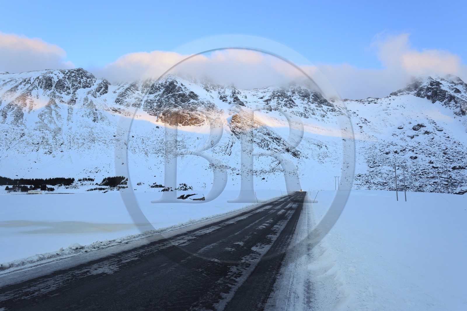 Norvège, Nordland, Iles Lofoten, paysage dans l'ile de Vestvagoy en hiver, la route E 10 qui traverse les iles