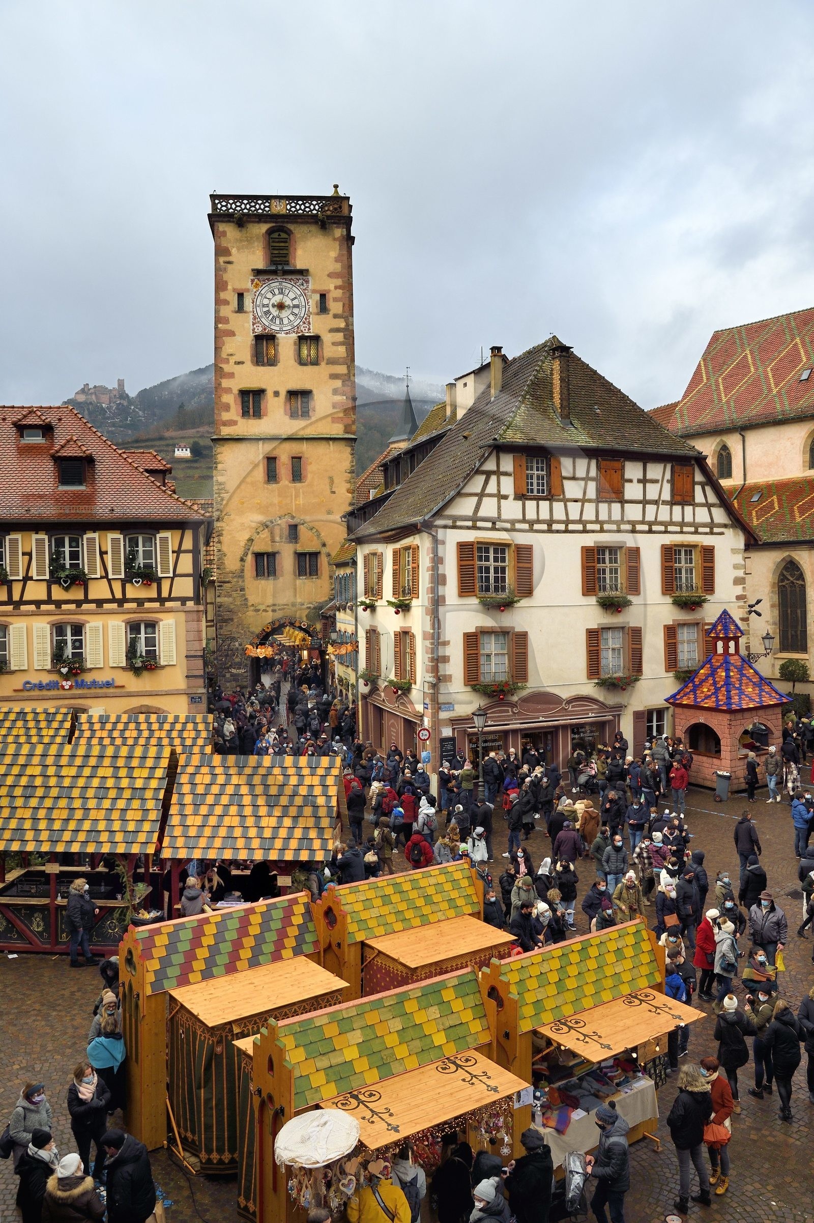 France, Haut-Rhin (68), Ribeauvillé, le marché de Noël médiéval sur la place devant la Tour des Bouchers