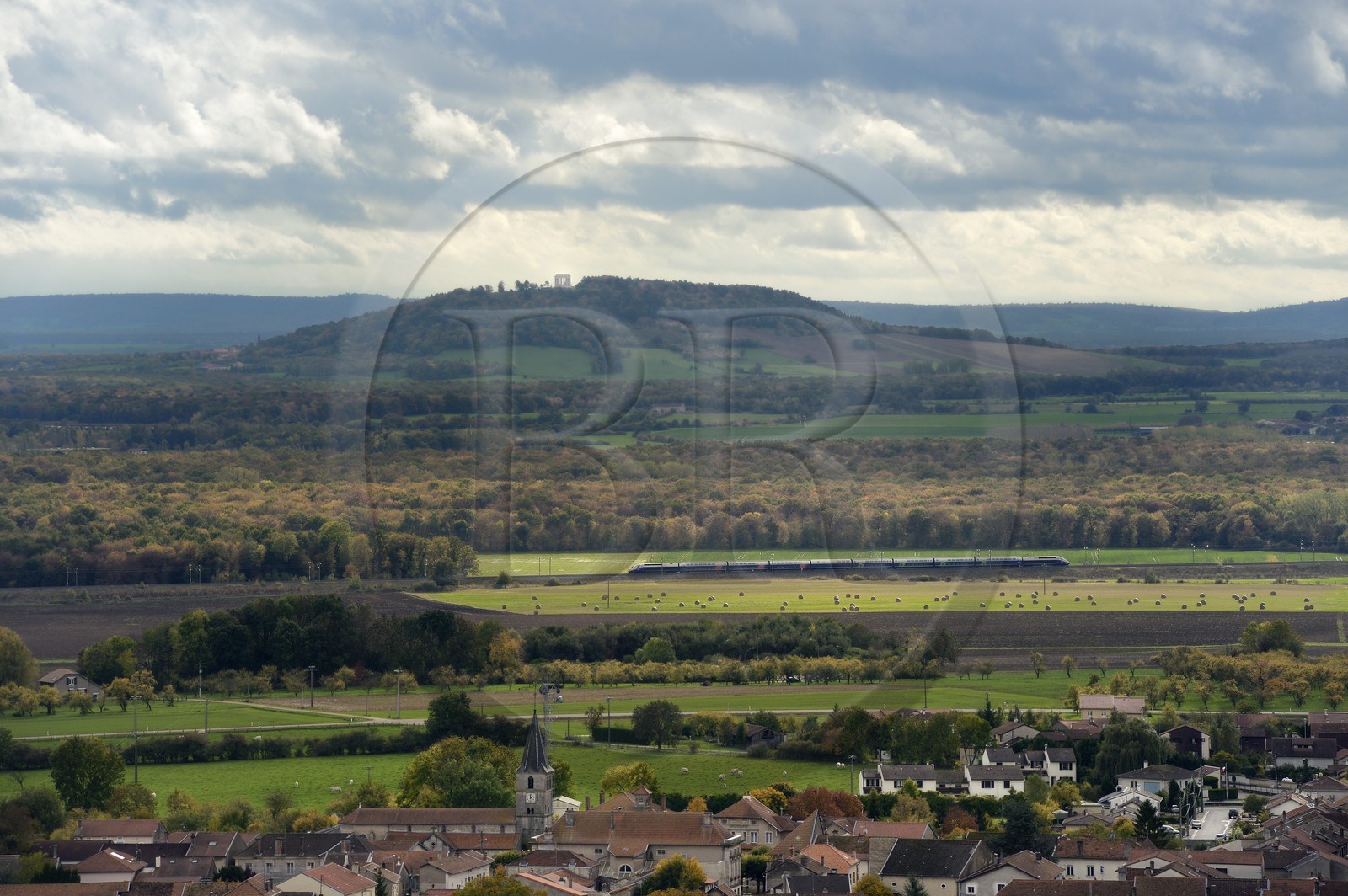 France, Meuse (55), Parc régional de Lorraine, Cotes de Meuse, Vigneulles-les-Hattonchatel, TGV traversant la plaine de la Woëvre et le Monument américain de la Butte de Montsec en arrière plan