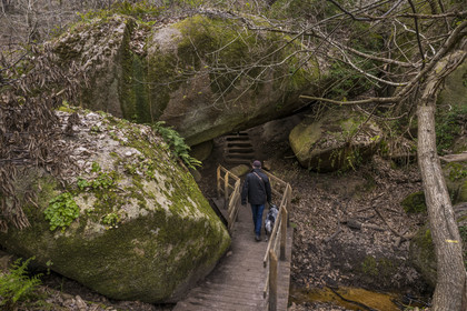 France, Côtes-d'Armor (22), Côte de Granit Rose, Trégastel, vallée des Grands Traouiero, sentier de randonnée évoluant dans le chaos de gros rochers granitiques