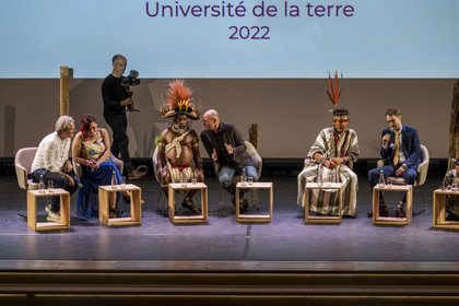 France, Paris (75), siège de l'UNESCO, conférence à l'Université de la Terre du 25 novembre 2022, Twyla Edgi Masuzumi, Mundiya Kepanga et Benki Piyako (trois leaders autochtones représentants des forêts primaires)