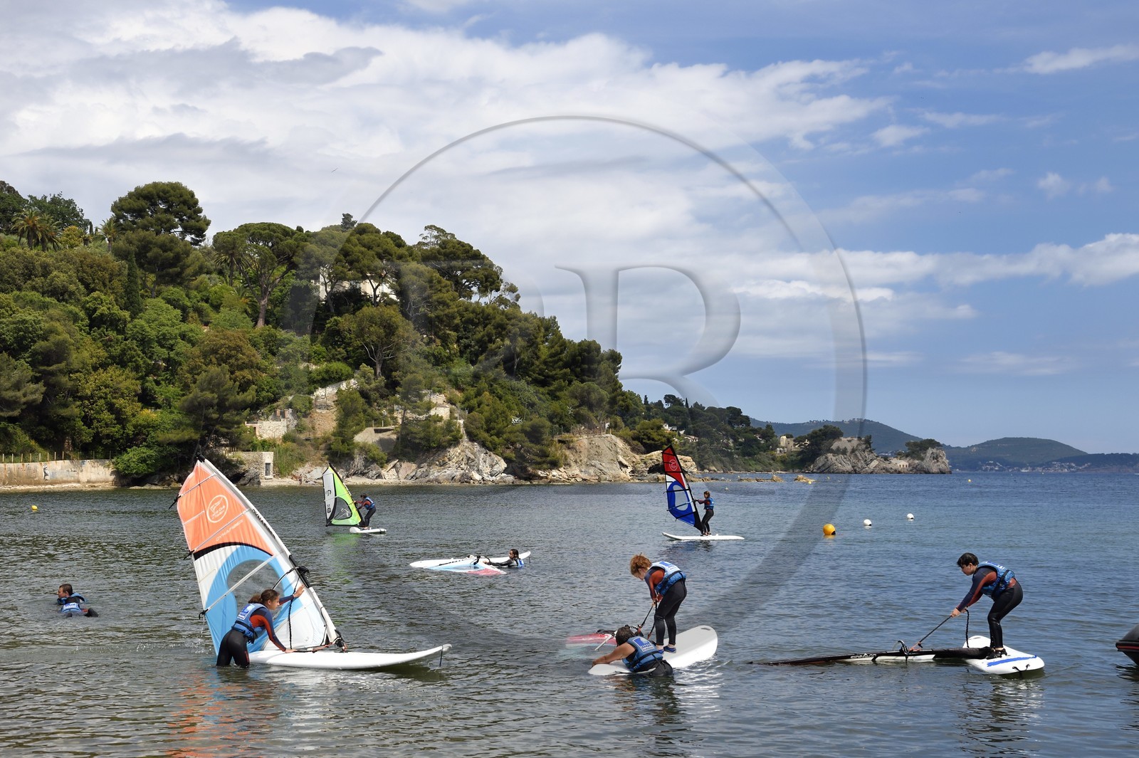 France, Var (83), Toulon, plage artificielle du quartier du Mourillon, Yacht Club de Toulon, apprentissage de la planche à voile