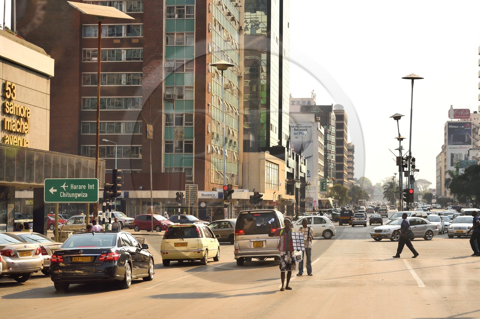 Zimbabwe, Harare, Samora Machel Avenue dans le centre ville