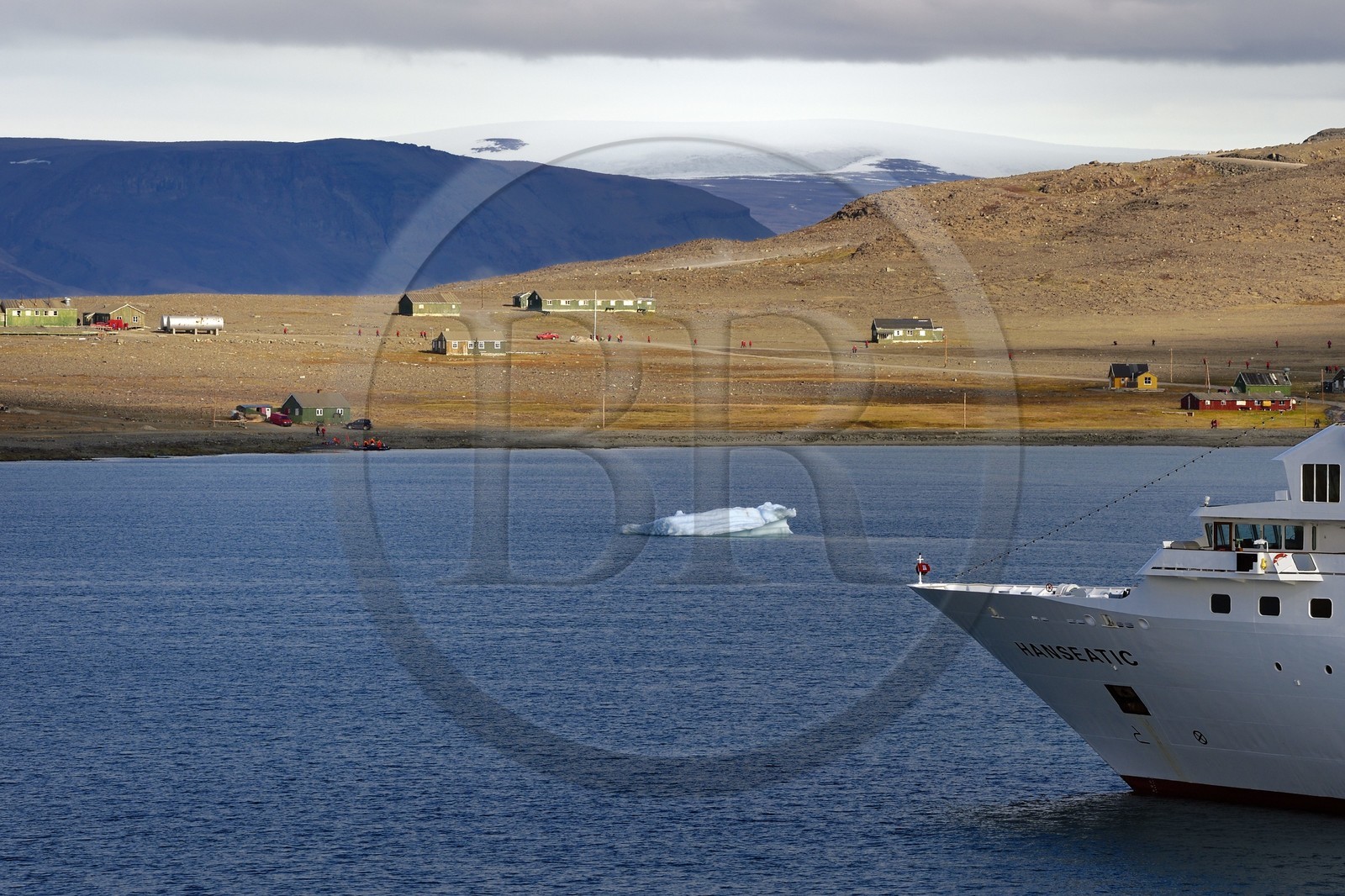 Groenland, cote ouest, Baie de North Star, Wolstenholme fjord, Dundas (Thulé), l'ancien comptoir établi dans les années 20 par Rasmussen et le bateau de croisière MS Hanseatic, la calotte glaciaire en arrière plan