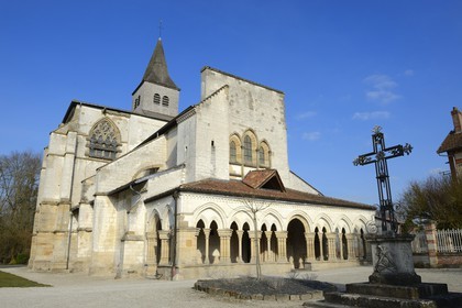 France, Marne (51), village de Saint-Amand-sur-Fion, église Saint-Amand avec son porche champenois du XIIème siècle et refait au XVIème siècle