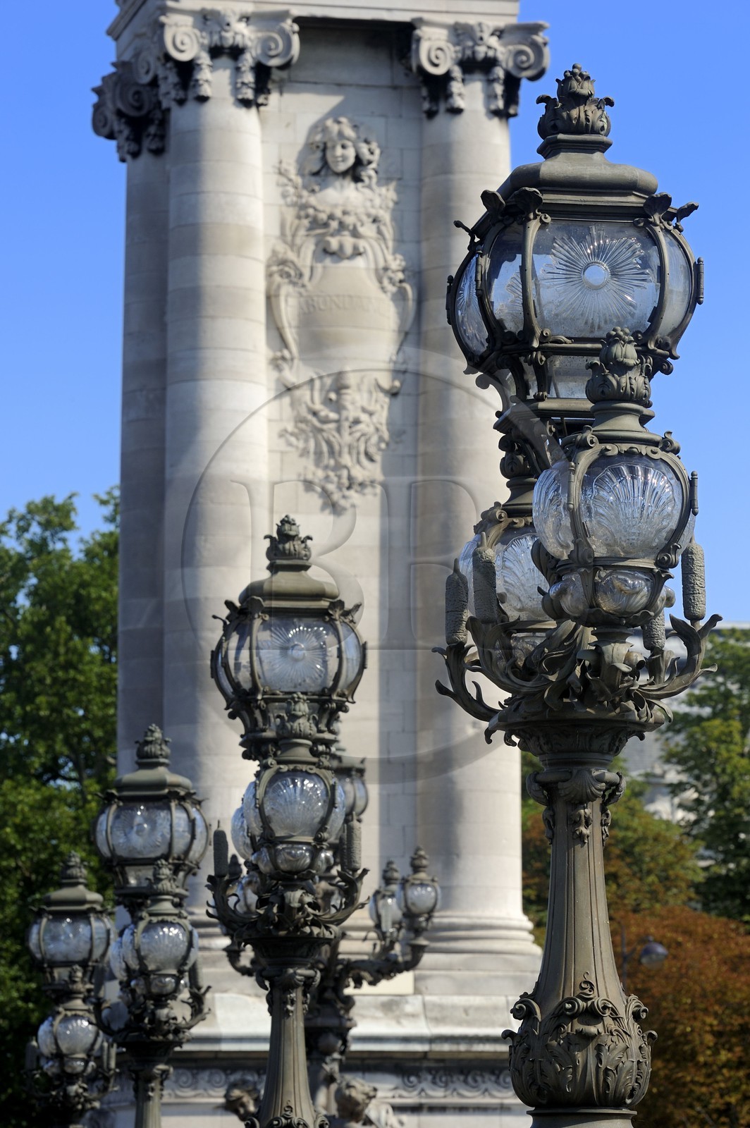 France, Paris (75), candélabres du pont Alexandre III