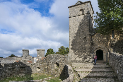 France, Aveyron (12), Causses et les Cévennes, paysage culturel de l'agro-pastoralisme méditerranéen, classés Patrimoine Mondial de l'UNESCO, La Couvertoirade, labellisé Les Plus Beaux Villages de France, village fortifié sur le plateau du Larzac, l'église Saint-Christol