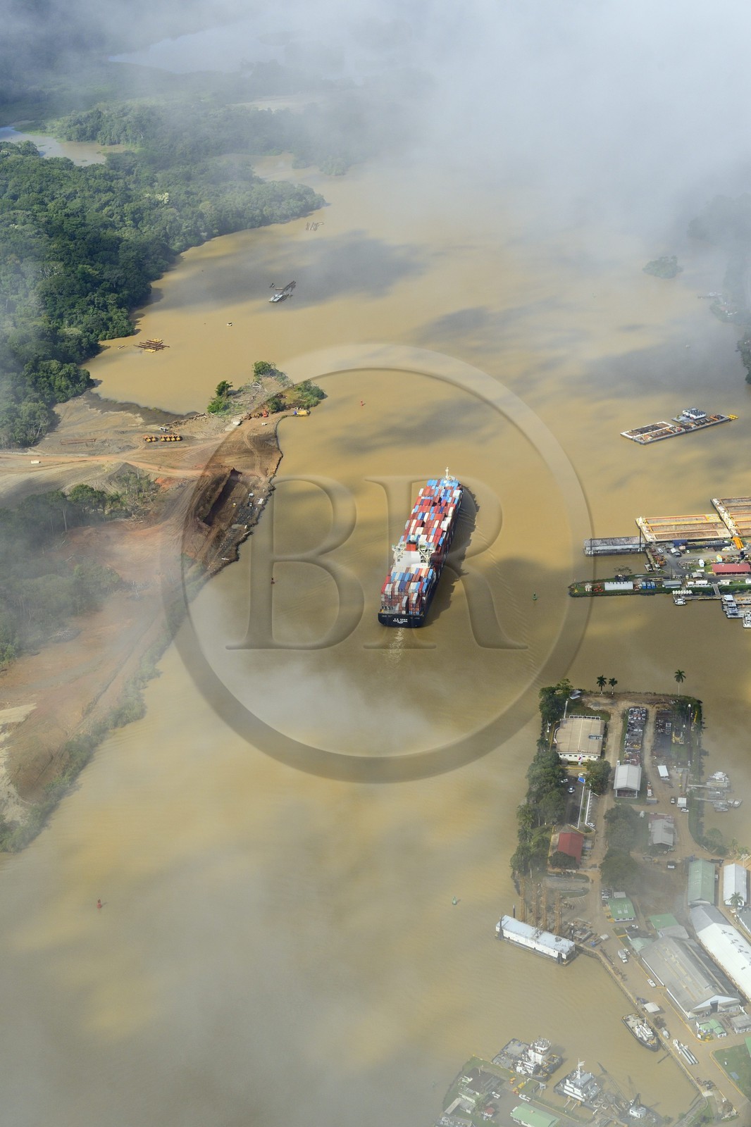 Panama, Canal de Panama à Gamboa, cargo Panamax porte-conteneurs (vue aérienne)