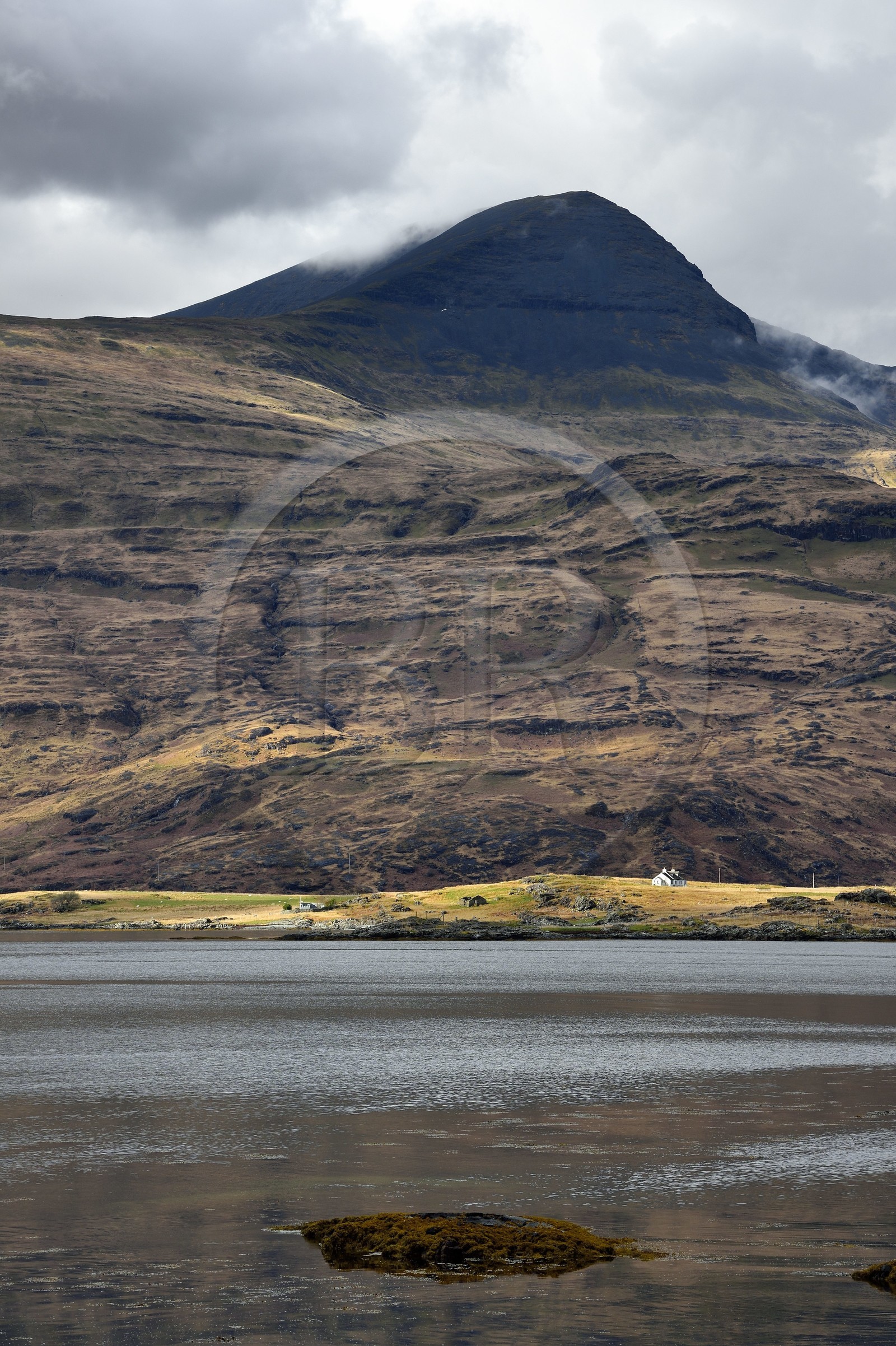 United Kingdom, Scotland, Highland, Inner Hebrides, Isle of Mull, traditional house on the edge of Loch Scridain