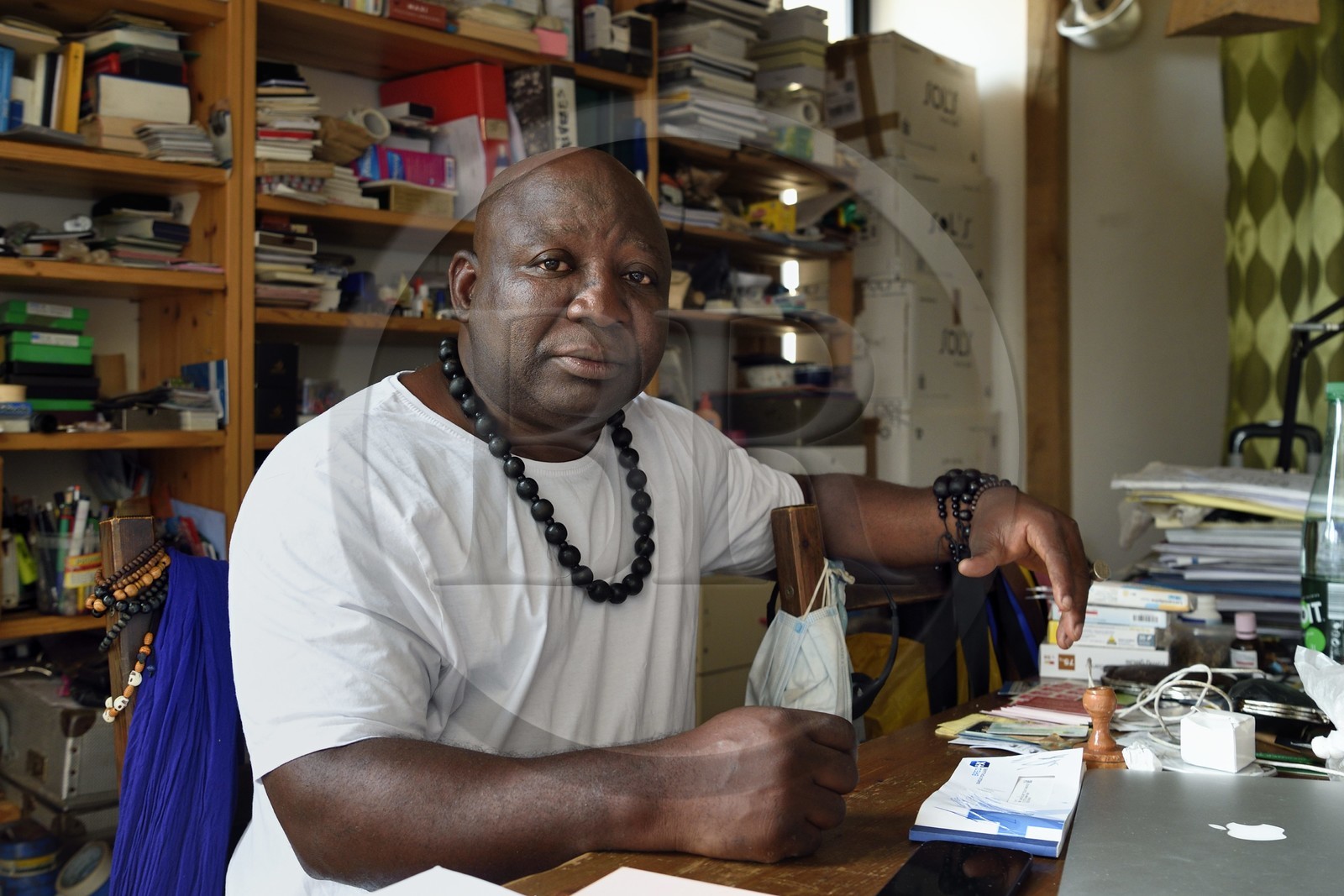 France, Paris (75), Barthelemy Toguo, l'artiste fondateur de Bandjoun Station, dans son atelier parisien