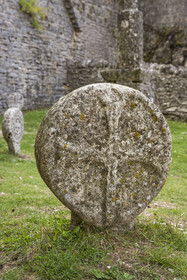 France, Aveyron (12), Causses et les Cévennes, paysage culturel de l'agro-pastoralisme méditerranéen, classés Patrimoine Mondial de l'UNESCO, La Couvertoirade, labellisé Les Plus Beaux Villages de France, village fortifié sur le plateau du Larzac, pierre tombale discoïdale, réplique de stèle croix médiévale découvertes sur le Larzac, dans le cimetière devant l'église Saint-Christol