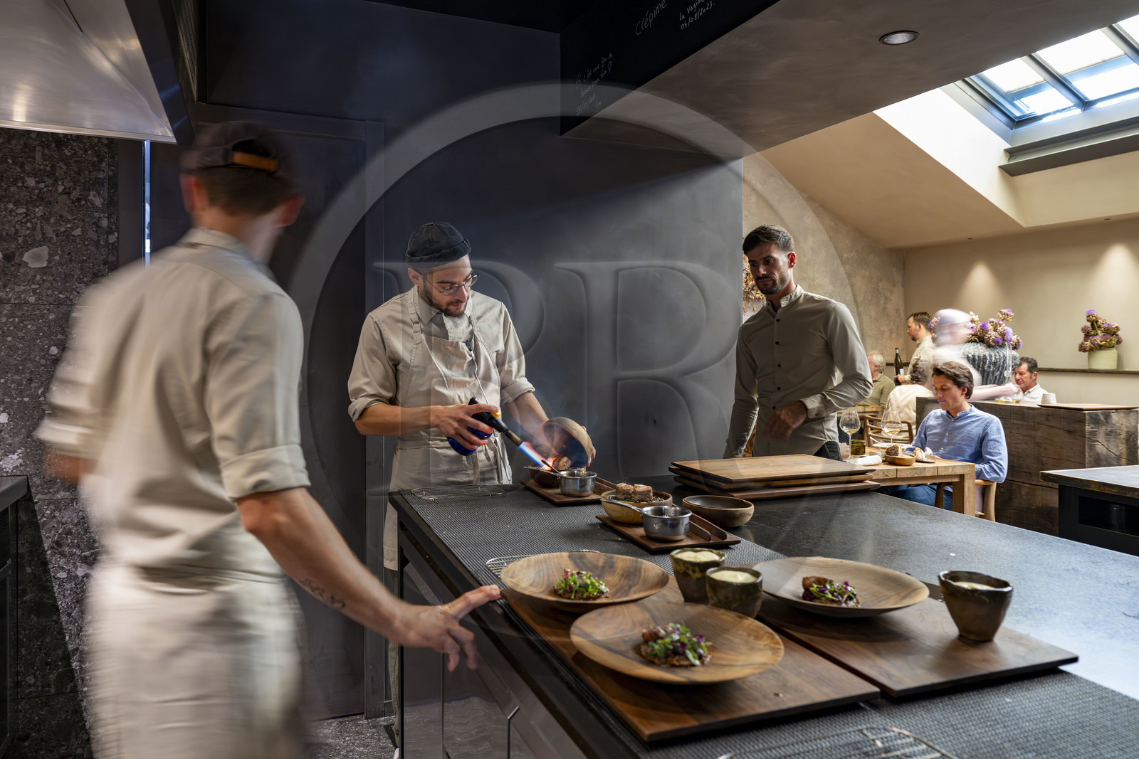 France, Côte-d'Or (21), Dijon, zone classée Patrimoine Mondial de l'UNESCO, restaurant Cibo du chef étoilé Angelo Ferrigno ici dans sa cuisine