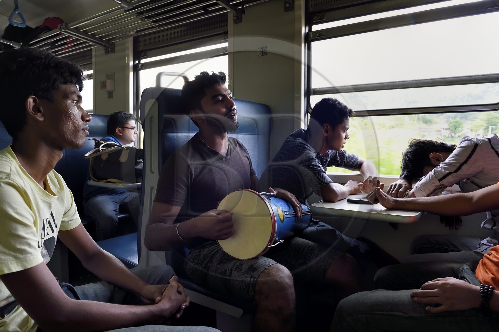 Sri Lanka, Province du Centre, jeunes gens jouant du bongo lors de leur trajet en train dans la région montagneuse de la culture du thé entre Hatton et Badulla, ici entre Talawakele et Great Western