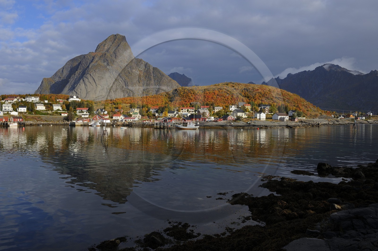 Norvège, Nordland, Iles Lofoten, ile de Moskenesoy, le village de pêcheurs de Reine