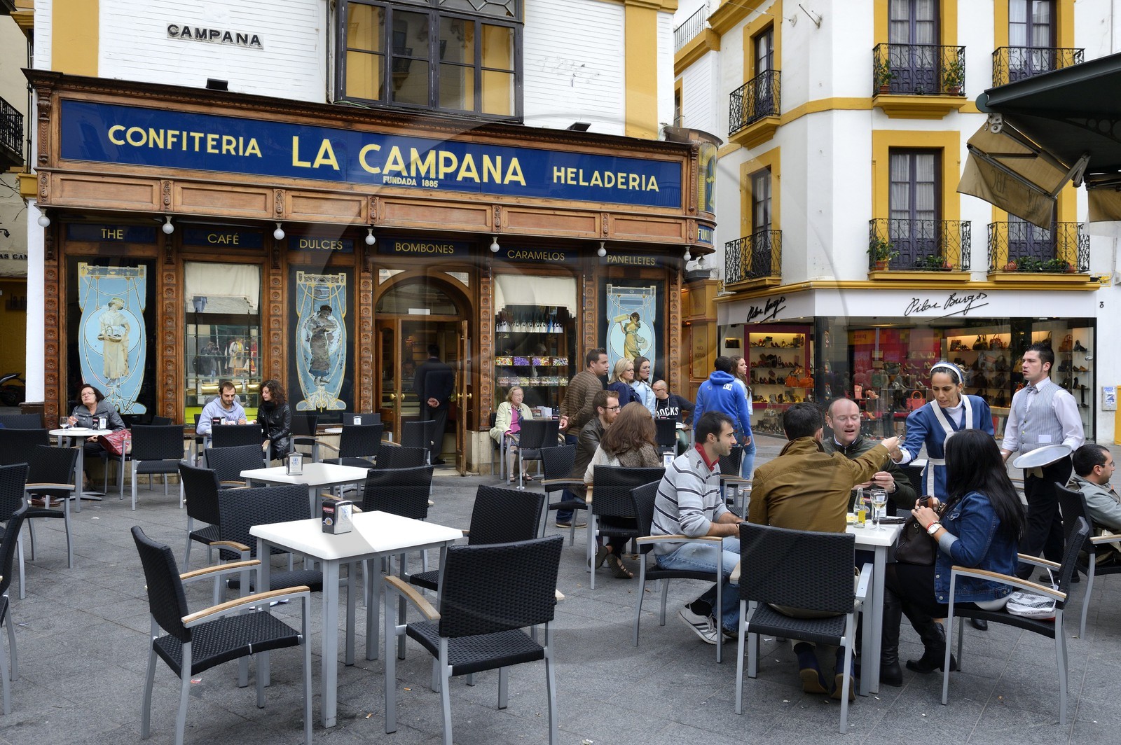 Espagne, Andalousie, Séville, terrasse du Café patissier La Campana à l'angle de la calle Sierpes