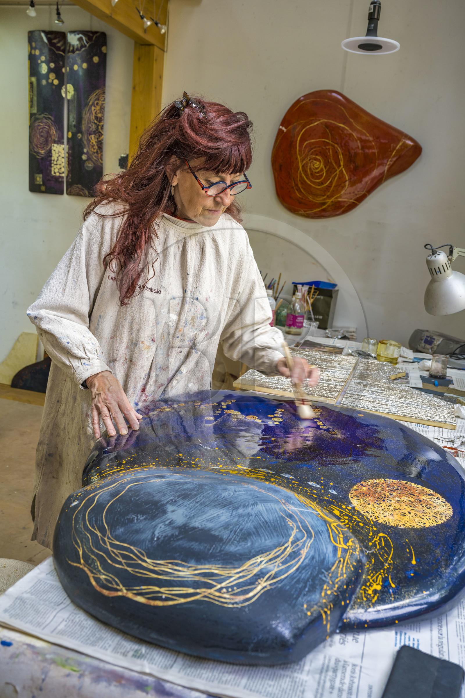 France, Hauts-de-Seine (92), Colombes, l'artiste et laqueur Isabelle Emmerique dans son atelier