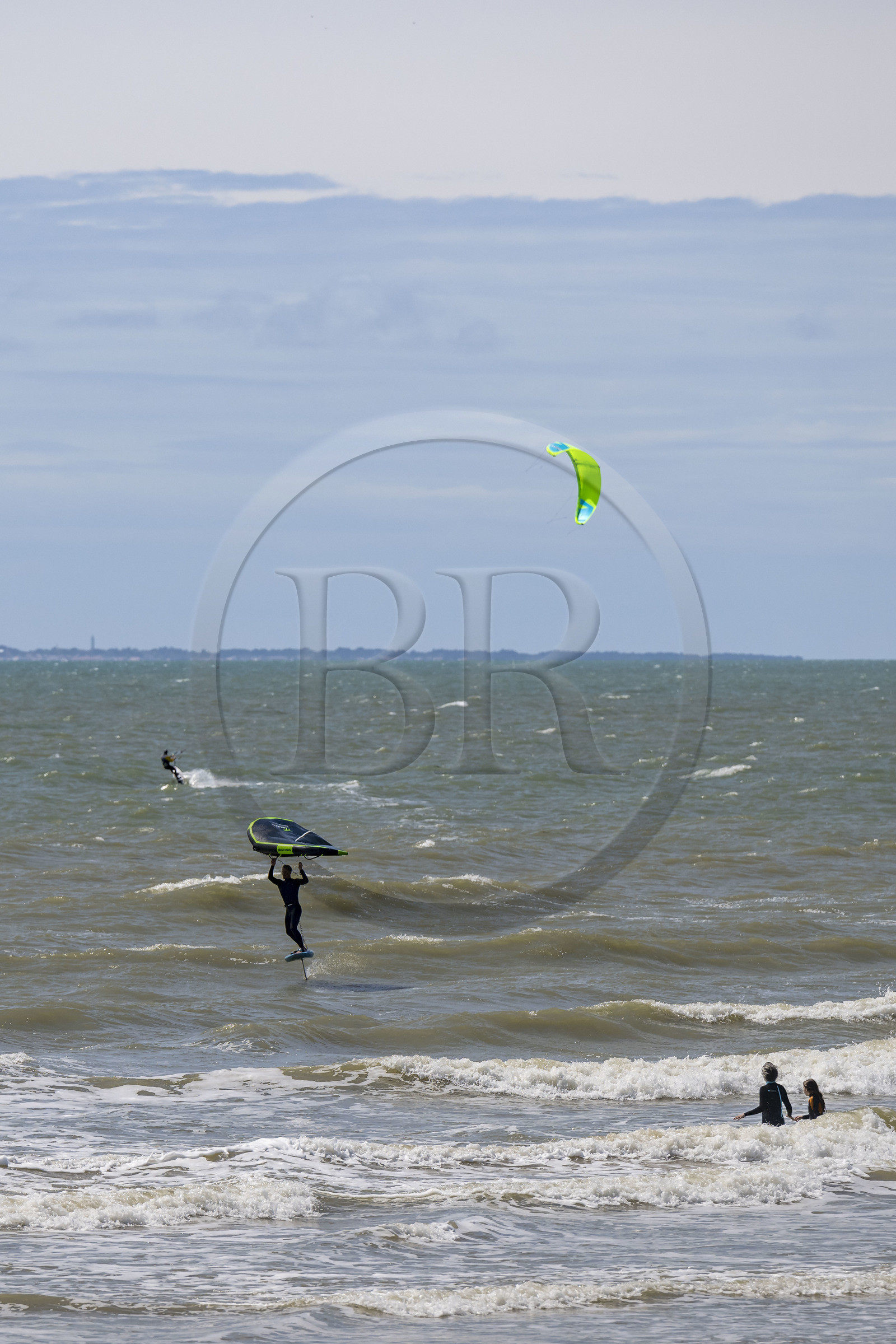 France, Vendée (85), Saint-Jean-de-Monts, wingfoil et kitesurf