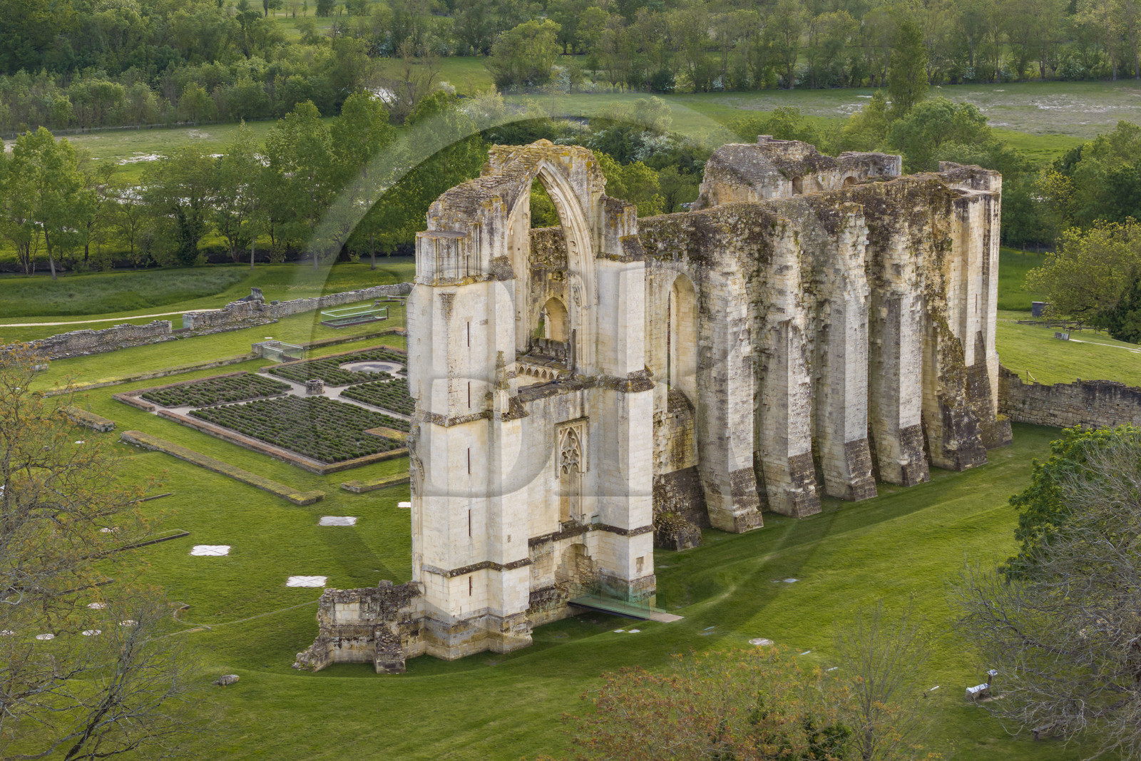 France, Vendée (85), Parc Interrégional du Marais Poitevin labellisé Grand Site de France, Maillezais, vestiges de l'abbaye Saint-Pierre de Maillezais (vue aérienne)