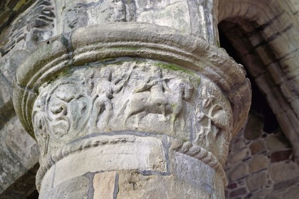 Royaume-Uni, Ecosse, Highland, Hébrides intérieures, Ile de Iona face à l'Ile de Mull, église (vers 1200) de l'abbaye d'Iona fondée par Saint Columba au VIème siècle, décor de colonne