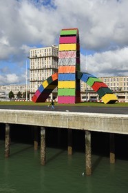 France, Seine-Maritime (76), Le Havre, Centre-ville reconstruit du Havre par Auguste Perret classé Patrimoine Mondial de l'UNESCO, quai de Southampton, Catène de containers oeuvre de Vincent Ganivet (© ADAGP)