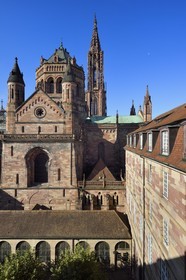 France, Bas-Rhin (67), Strasbourg, vieille ville classée au Patrimoine Mondial de l'UNESCO, la cathédrale Notre-Dame, le Chevet roman vu depuis le séminaire Sainte-Marie-Majeure