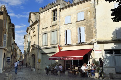 France, Bouches-du-Rhône (13), Arles, quartier de la Roquette, place Paul Doumer, Hotel de Divonne datant du XVIIIe siècle en arrière plan dans la rue à gauche