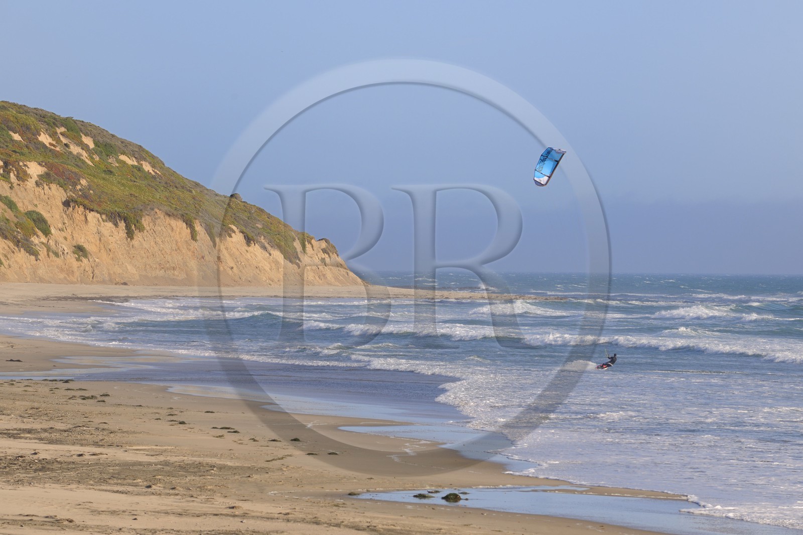 Etats-Unis, Californie, kitesurf sur une plage en bordure de la Highway n°1 au sud de San Fransisco
