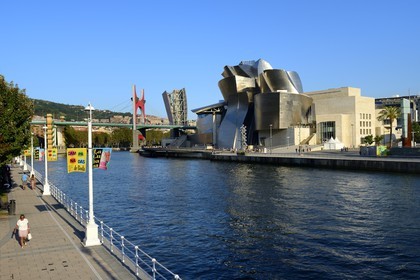 Espagne, Biscaye, Pays Basque espagnol, Bilbao, le musée Guggenheim de l'architecte Frank Gehry et Pont de La Salve avec l'installation de l'artiste français Daniel Buren Les Arches Rouges en arrière plan