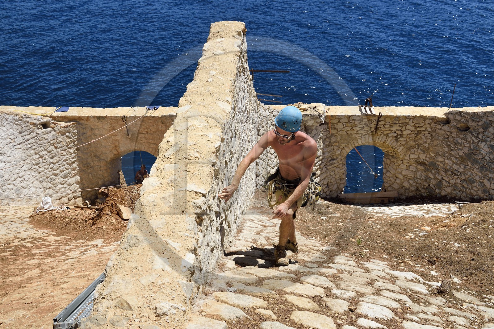 France, Bouches-du-Rhône (13), Cassis, Parc national des Calanques, baie de Cassis, pointe de la Cacau, restauration des Trémies par les cordistes de Alpes de lumière