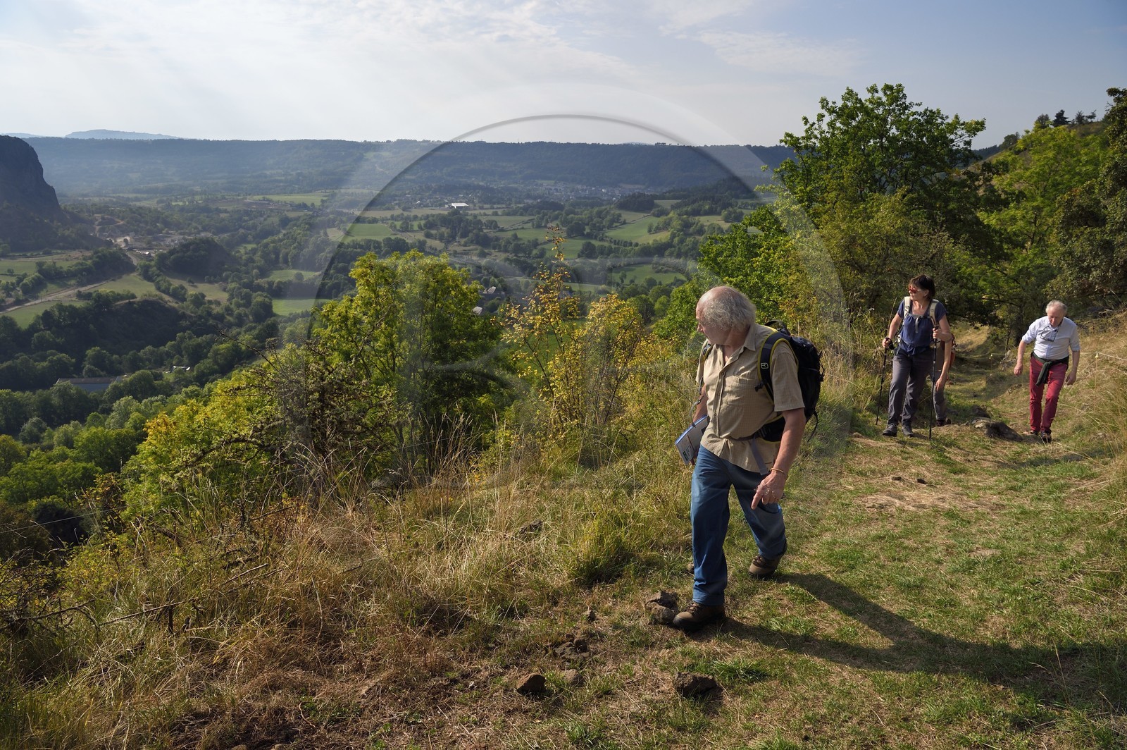 France, Cantal (15), randonneurs sur le chemin de Saint-Jacques de Compostelle par la Via Arverna surplombant le village de Neussargues-Moissac
