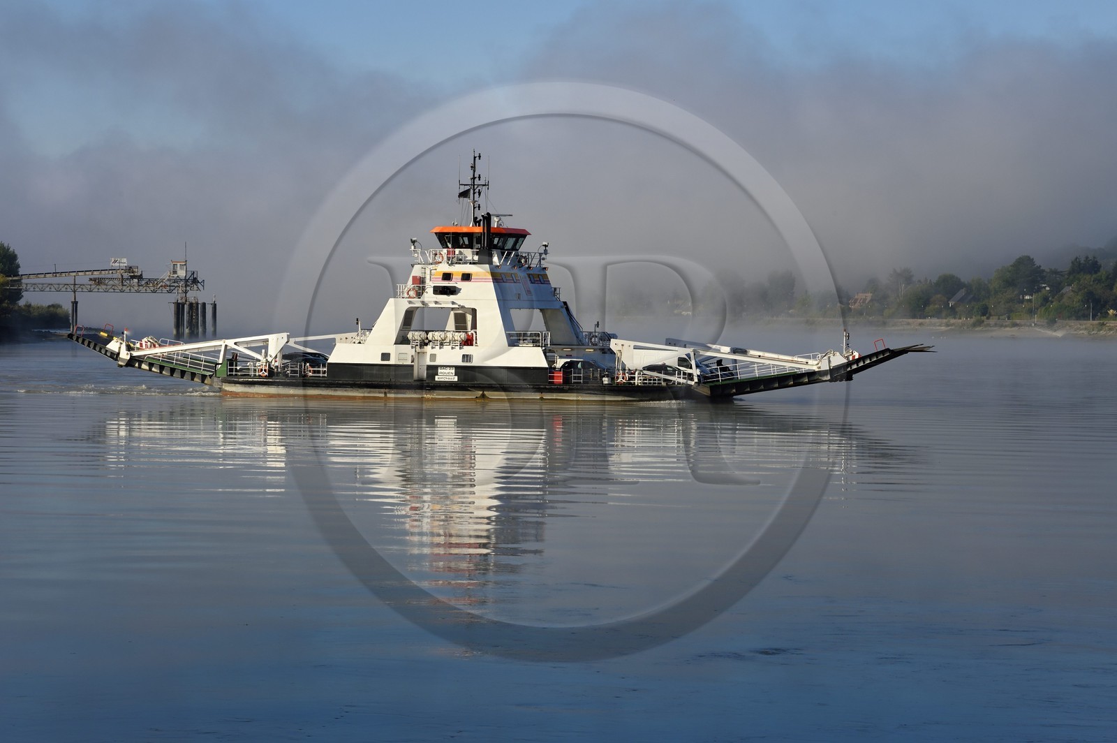 France, Seine-Maritime (76), Pays de Caux, Parc naturel régional des Boucles de la Seine normande, Duclair, traversée du bac auto sur la Seine dans la brume du petit matin