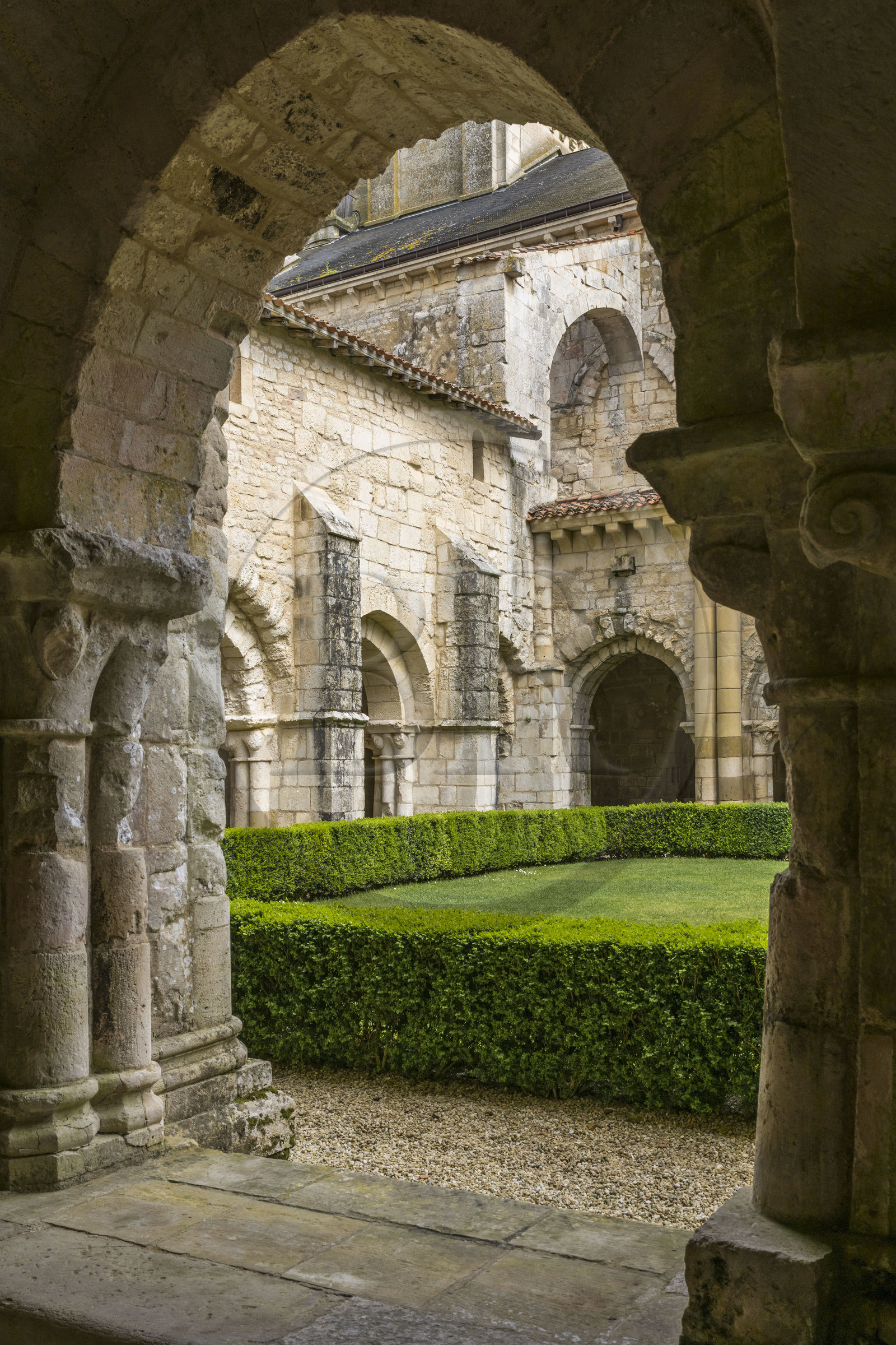 France, Vendee, Nieul sur l'Autise, Saint-Vincent royal abbey founded in 1069, houses the tomb of Aénor de Châtelleraut, mother of Alienor of Aquitaine, the cloister