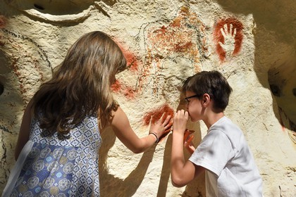 France, Dordogne (24), vallée de la Vézère, Sergeac, Site préhistorique de Castel Merle, reconstitution des gestes de peintures préhistoriques avec jets de pigments
