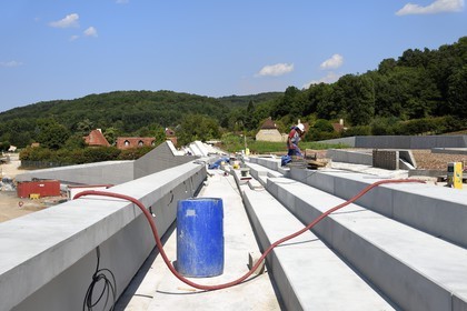 France, Dordogne (24), Montignac, chantier du futur Centre International de l'Art pariétal de Montignac-Lascaux (Lascaux 4) conçu par l'agence norvégienne d'architecture Snøhetta, gradins de la promenade sur le toit