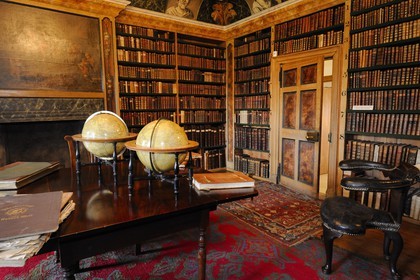 Royaume-Uni, Ecosse, région des Borders, vallée de la Tweed, le château de Traquair House, la chaise de cavalier dans la bibliothèque