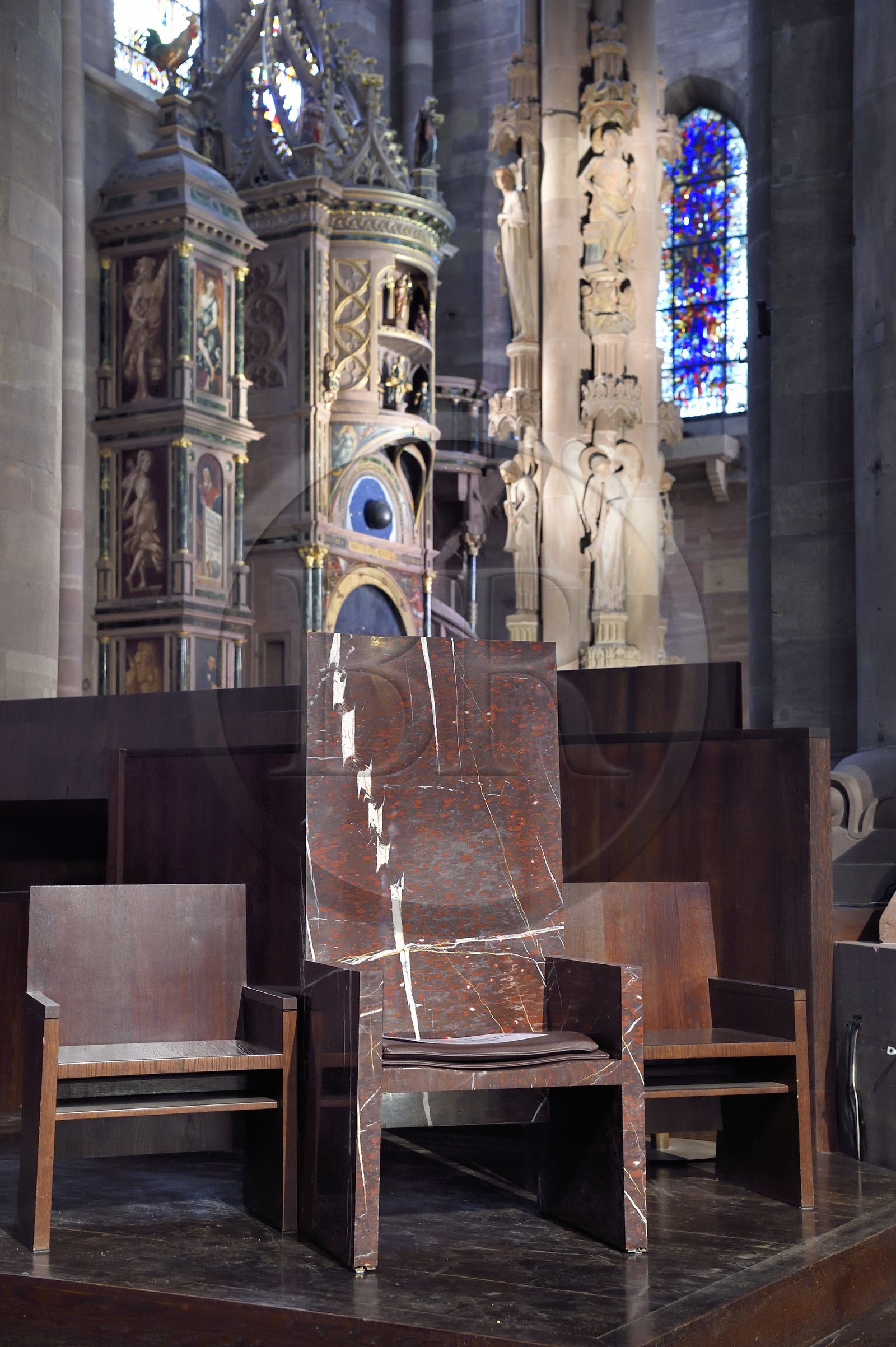 France, Bas-Rhin (67), Strasbourg, vieille ville classée au Patrimoine Mondial de l'UNESCO, la cathédrale Notre-Dame, cathèdre qui est le siège de célébration de l'évêque dans sa cathédrale et l'horloge astronomique en arrière plan