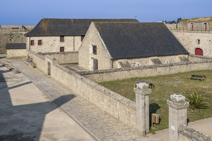France, Morbihan (56), Port-Louis, la citadelle de Port-Louis remaniée par Vauban à l'entrée de la rade de Lorient, batiment de la poudrière et l'arsenal en arrière plan