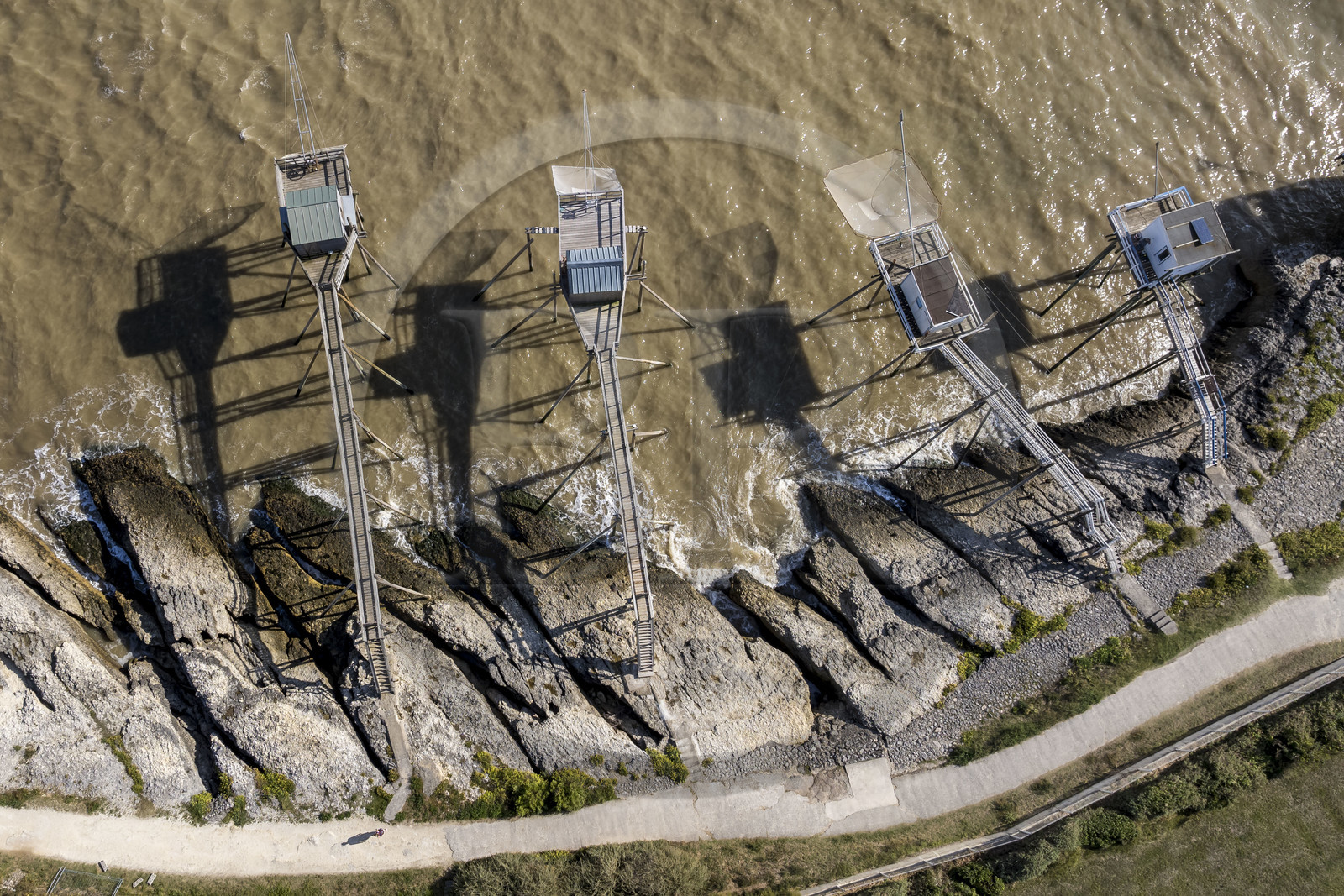 France, Charente-Maritime (17), région de Royan, Saint-Palais-sur-Mer, cabanes de pêche traditionnelle au carrelet à l'embouchure de l'estuaire de la Gironde, sentier des douaniers qui longe le littoral