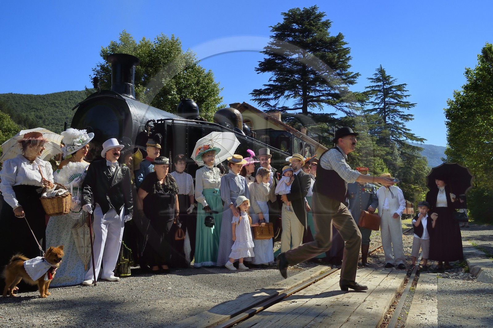 France, Alpes-Maritimes (06), Puget Théniers, le Train des Pignes, membres de l'AHVAE (Association d'histoire vivante et de d'archéologie expérimentale) en costume Belle Epoque devant la locomotive à vapeur