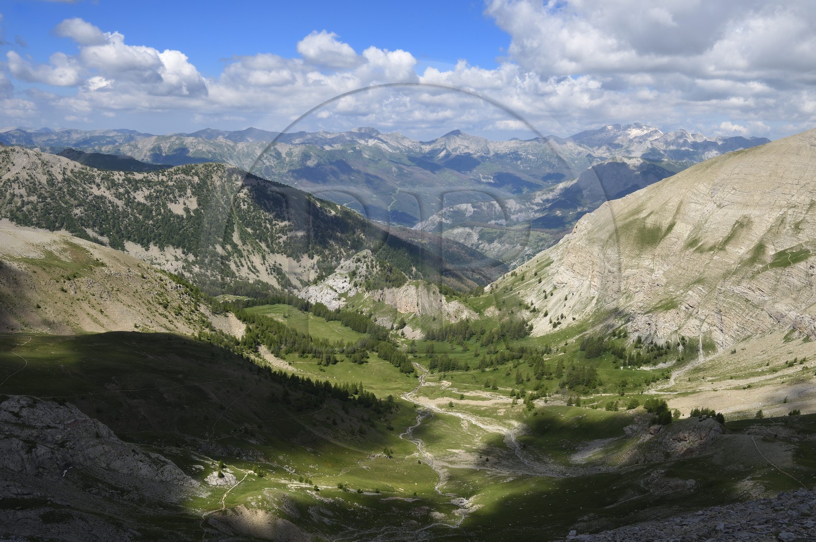France, Alpes-de-Haute-Provence (04), Uvernet-Fours, parc national du Mercantour, vallée de l'Ubaye, sentier de randonnée du circuit des lacs du col de la Cayolle, ravin de Méouille et la vallée du Verdon en arrière plan