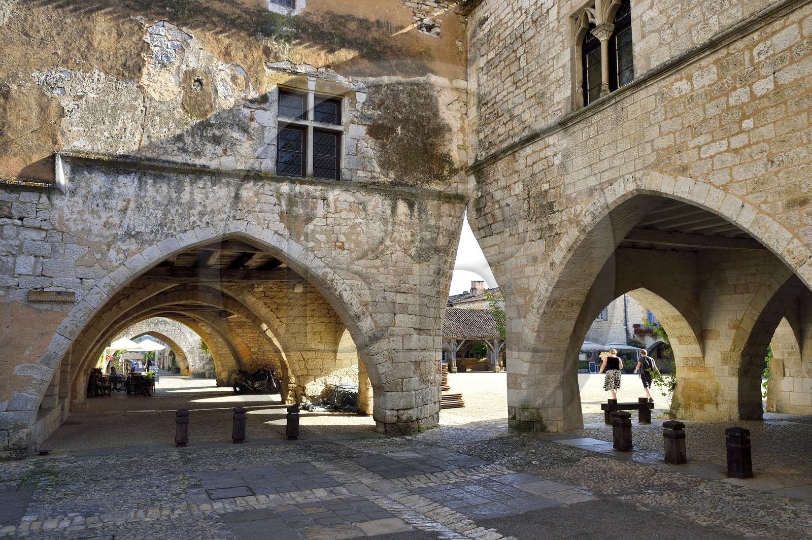 France, Dordogne (24), Périgord Pourpre, Monpazier, labellisé Les Plus Beaux Villages de France, angle de la place des Cornières au coeur du village