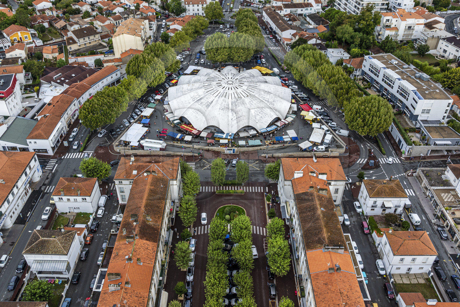 France, Charente-Maritime (17), Royan, marché central (1955) des architectes Louis Simon et André Morisseau en forme de conque d’un grand coquillage blanc (vue aérienne)