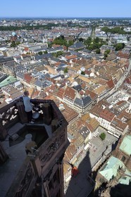 France, Bas-Rhin (67), Strasbourg, vieille ville classée au Patrimoine Mondial de l'UNESCO, la cathédrale Notre-Dame, sommet d'un des quatres escaliers à vis appelées les Vier Schnecken (quatre escargots) relié à la tour octogonale par une passerelle, vue au nord et dans l'axe central sur la rue des Juifs et l'avenue de la Paix