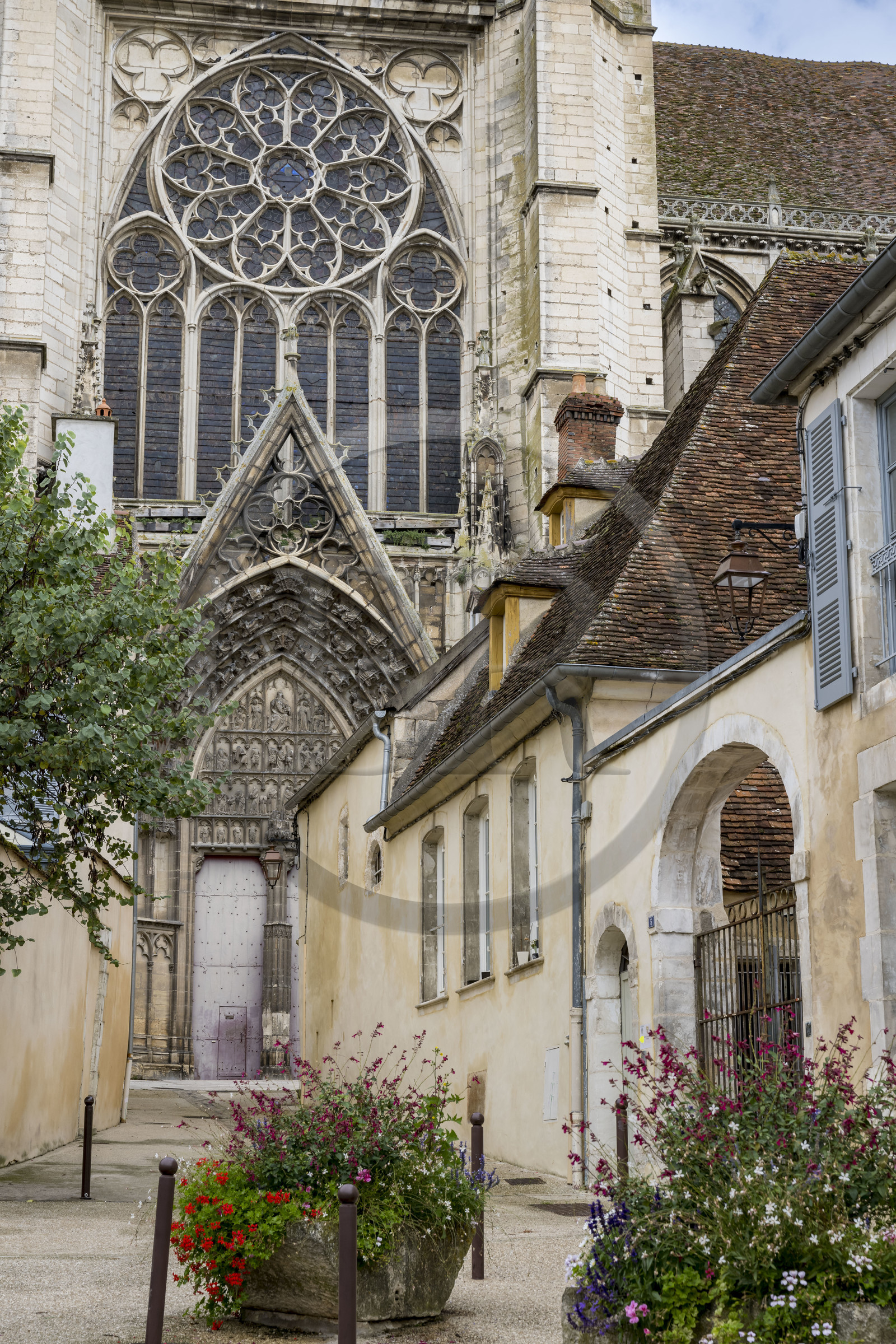 France, Yonne, Auxerre, place De L'Abbé Deschamps, Saint-Etienne Cathedral, facade of the south transept